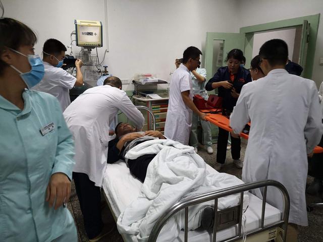 重庆男子参加儿子升学宴被灌酒,熟睡中身亡,现场7人被告