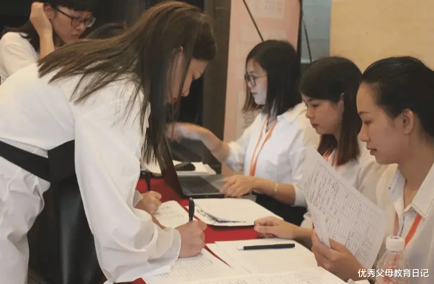 翻译|高考报志愿时要避开！北大教授预测，这三类职业或将在十年后消失