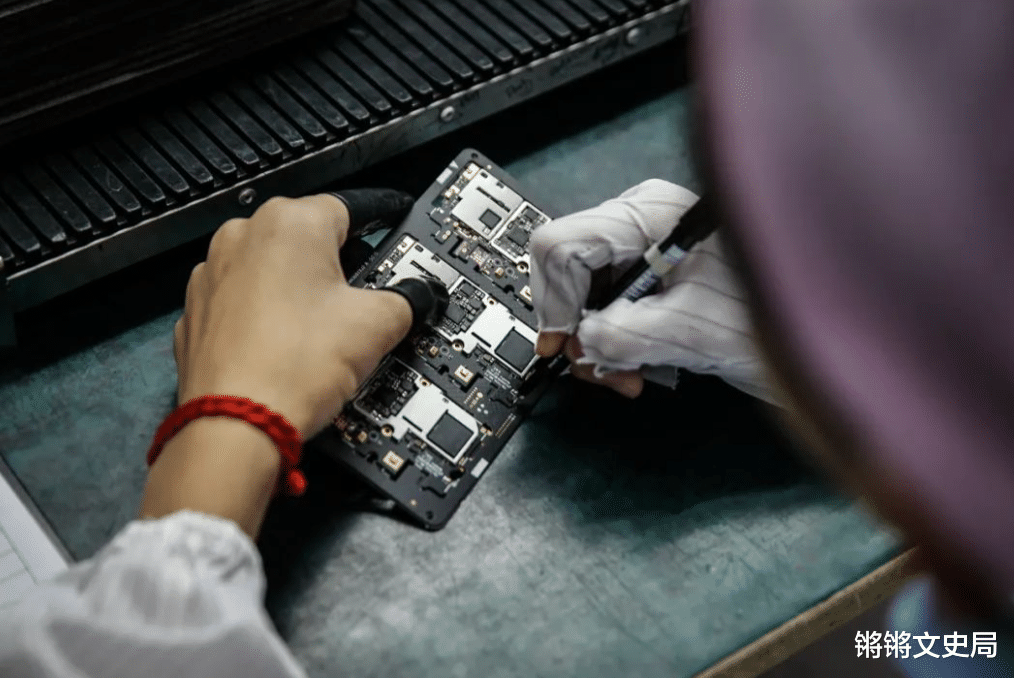 梁军|荣秀丽:曾卖山寨机比肩诺基亚,却巅峰跌落,今60岁迎来首个IPO