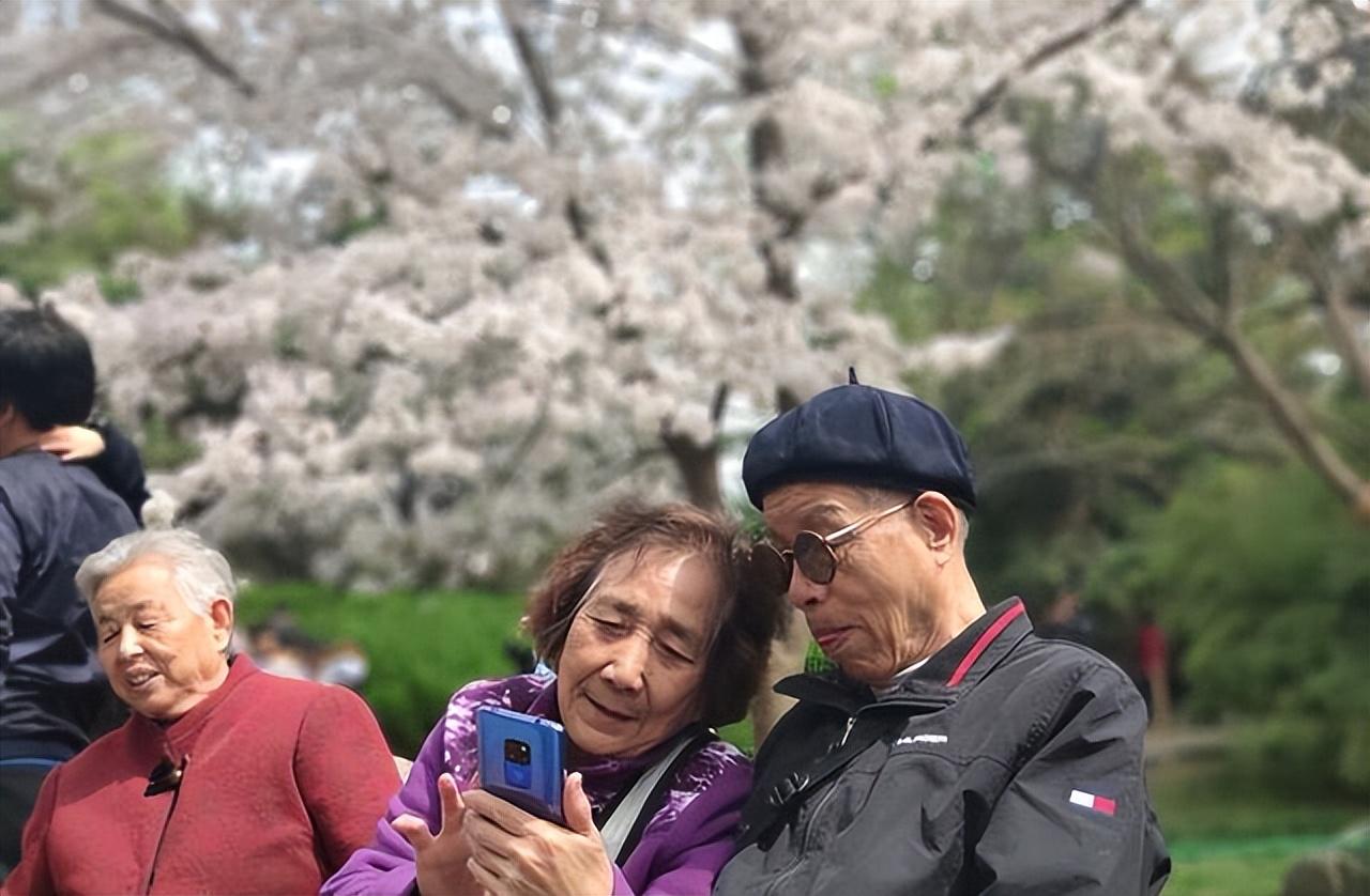 55岁阿姨,嫁64岁大爷,结婚当晚,提出4个要求,大爷:你做梦吧