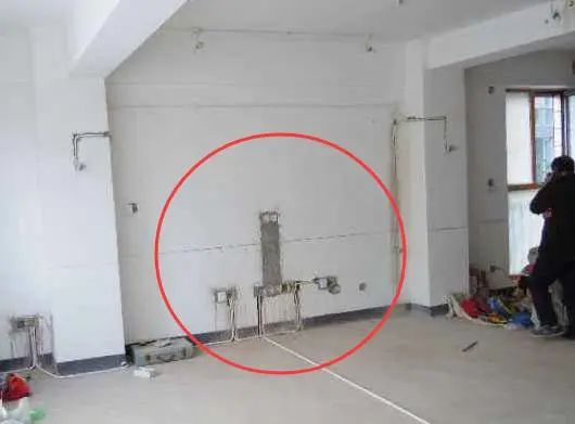 为什么电视挂墙上能看不见电线?装修时多装这玩意,太聪明了