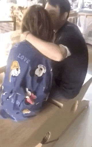 黄雅莉|黄雅莉晒夫妻合影庆祝相爱18周年，两人牵手看海，甜蜜依偎超浪漫