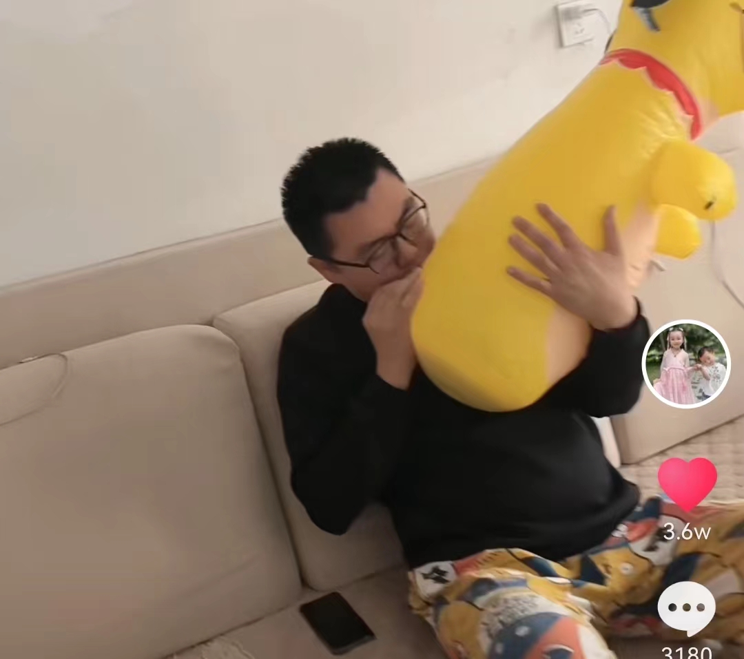 许敏|田静晒姚威吹气球画面，疑为六一儿童节做准备，配文内容显情商