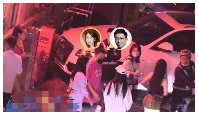 马苏|知名导演聚餐获5位女生相陪，摸头牵手关系亲密，马苏现身其中