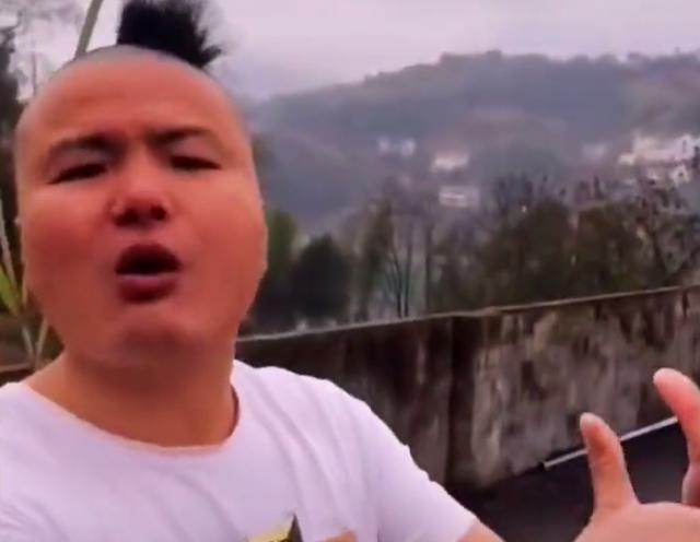 笑里藏刀|牛爱夫妇舍弃大号转小号发展？发视频感恩粉丝，网友：笑里藏刀