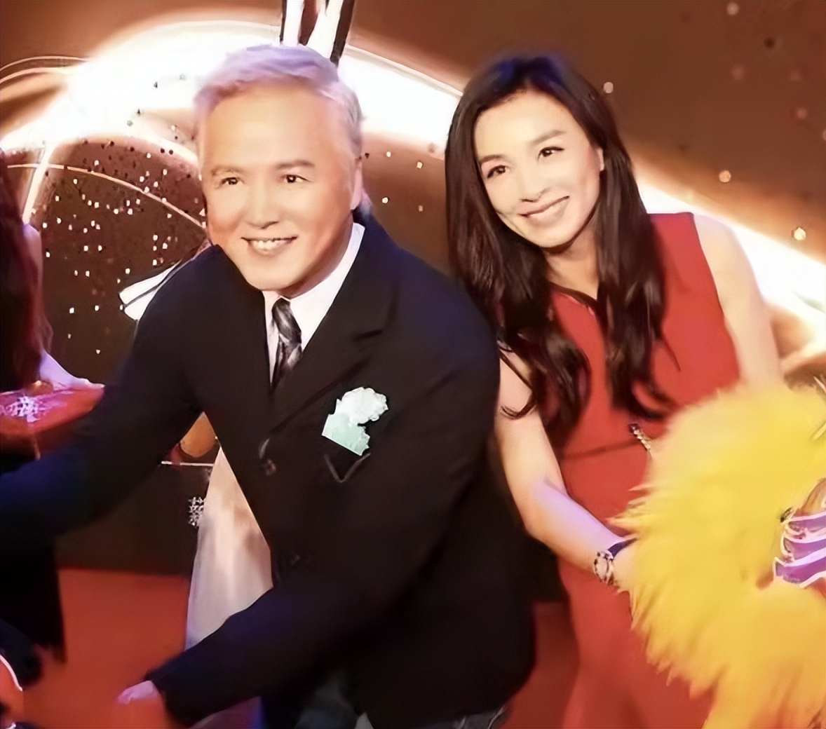 张庭|张庭、林瑞阳返台后逛街，两人头顶满是白发，网友直言这次跑不了