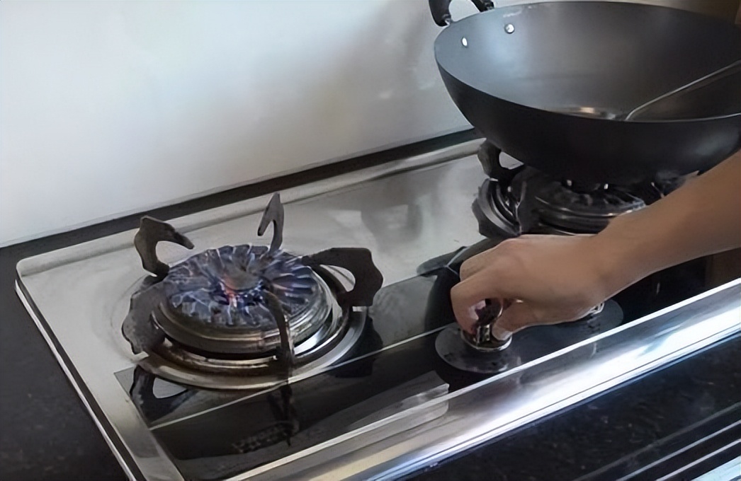 燃气灶的左边不能炒菜?我也是今天才知道,多亏燃气师傅的提醒