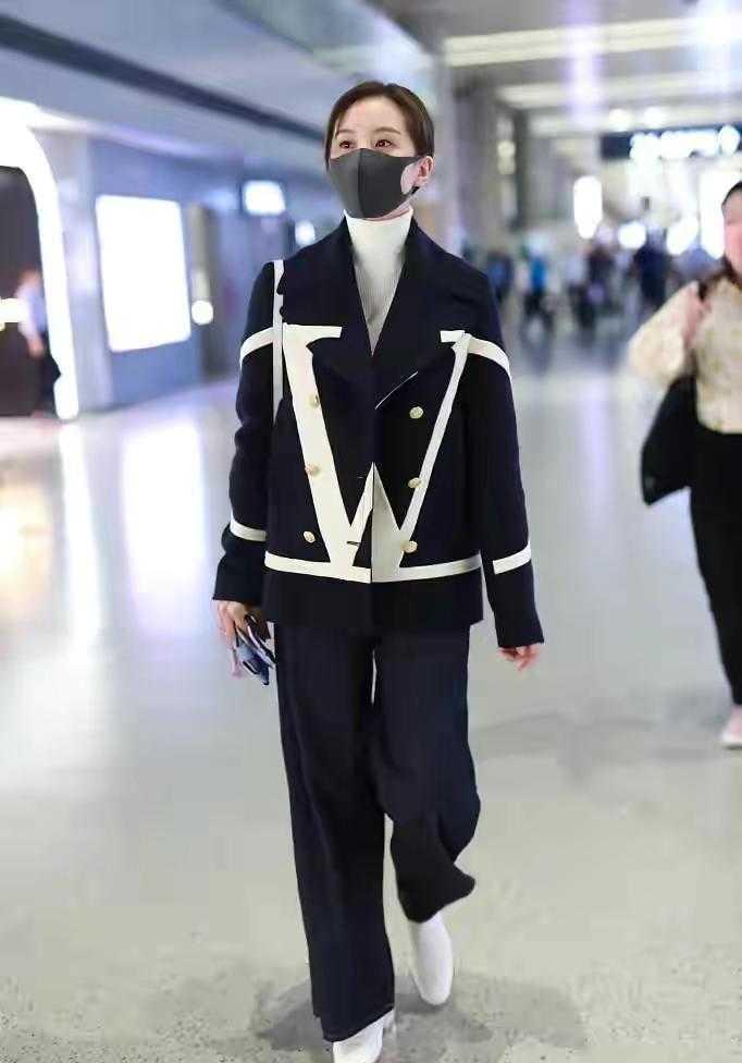 刘诗诗|刘诗诗终于剪掉10年长发,穿黑色连衣裙高级大气,看了都想剪