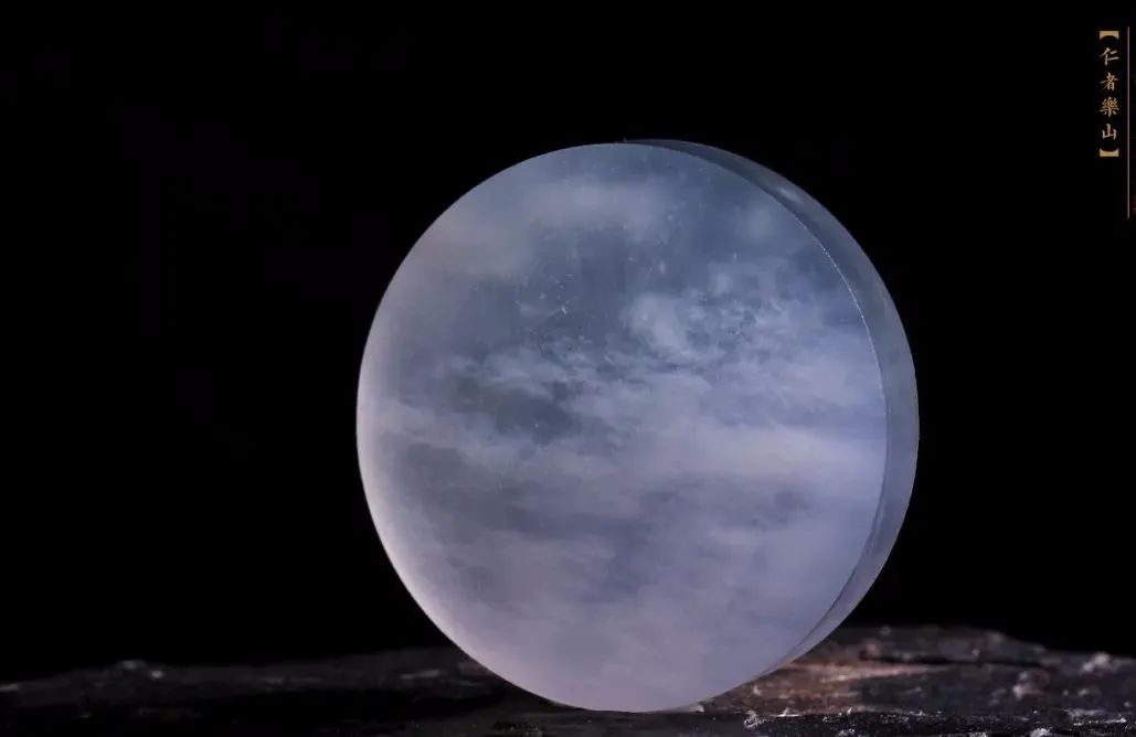 雕刻|一块白冰带棉的翡翠手镯芯，玉雕师雕刻成这样！