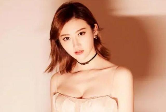 景甜|景甜穿低领连衣裙亮相,状态反差太大引起热议,被质疑“修图了”