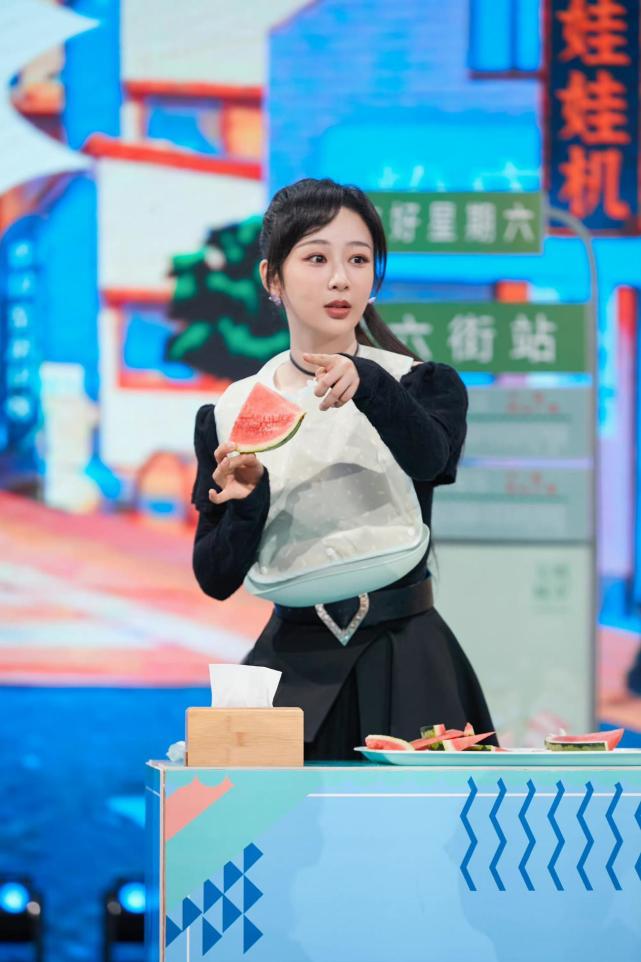 一字肩 杨紫终于迎来大突破！一字肩+高马尾飒气十足，仪态出众媲美超模