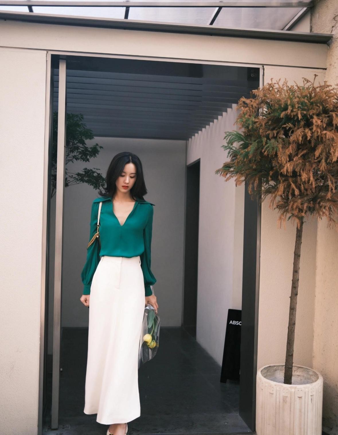 济南|陈都灵开始走女强人路线!穿风衣干练又飒气,穿搭逆袭不再清纯