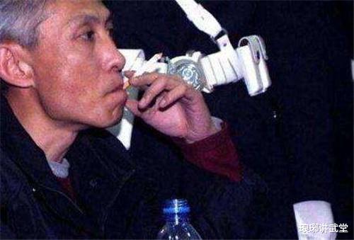 2003年刘涌被判死刑，行刑前喝了一口白酒，在脚镣处塞了1元钱