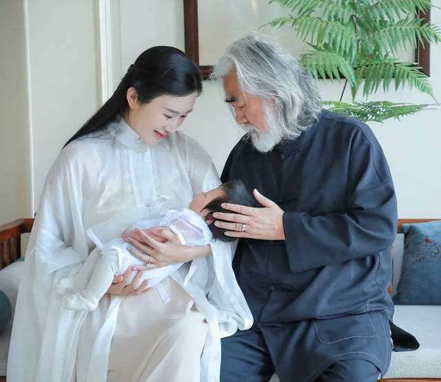 孙艺珍|张纪中指控前妻后，带娇妻现身当证婚人，两人全程无交流引热议