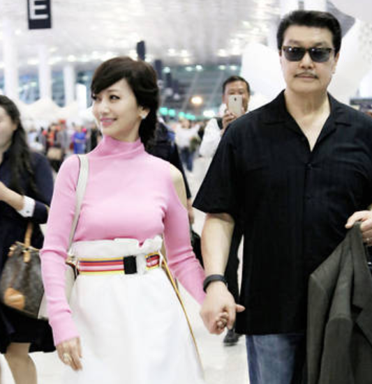 赵雅芝晒出自己的豪宅,楼梯扶手都镀金的,生活过得像贵妃