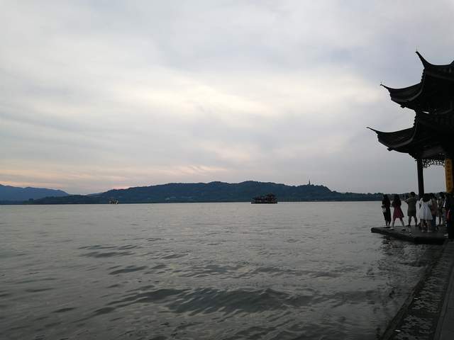 |美景一时观不透,天缘有份画中游。西湖,你仍是十几亿人的娇宠