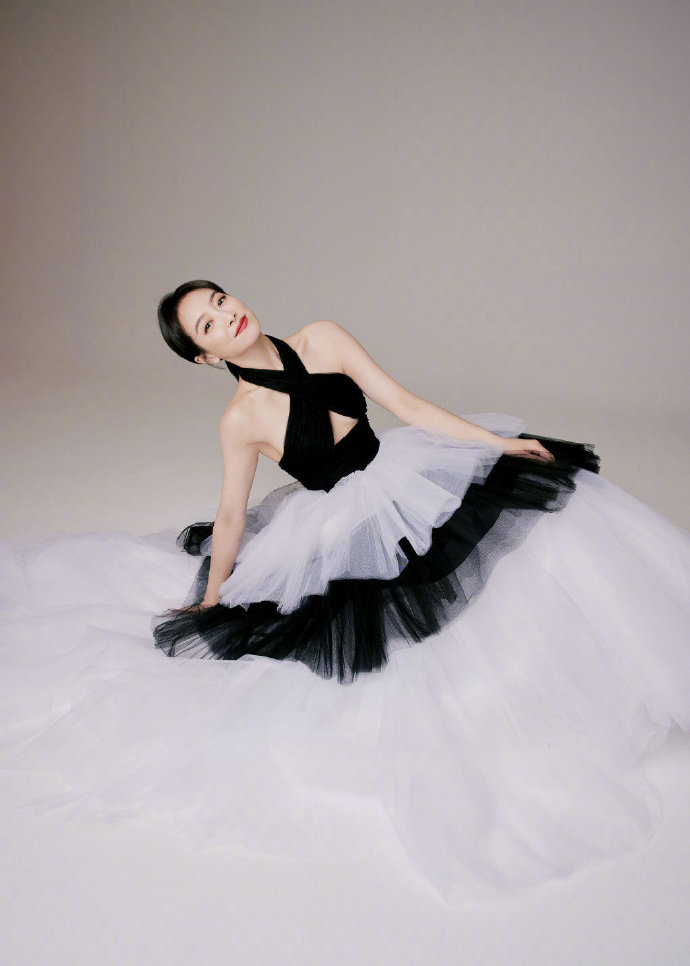 宋茜|宋茜一袭黑白纱裙，优雅知性，月华君的气质彰显无疑。