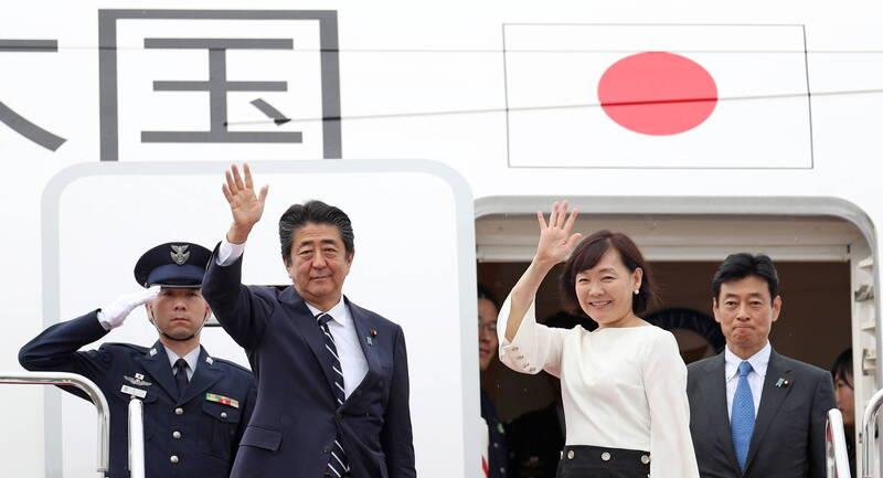 仿佛在等妻子的到来，安倍中弹苦撑5小时妻到院后8分钟过世