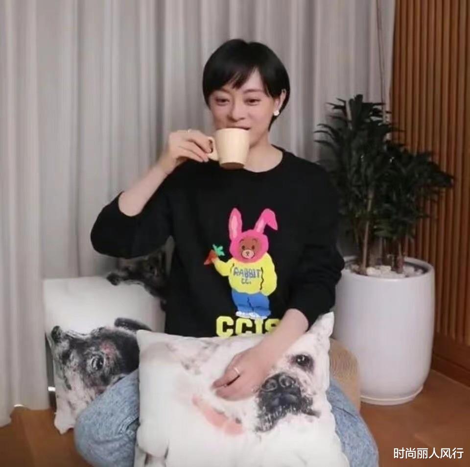 孙俪|孙俪被催开工终于现身！还是私下造型更年轻，穿卡通卫衣变漂亮了