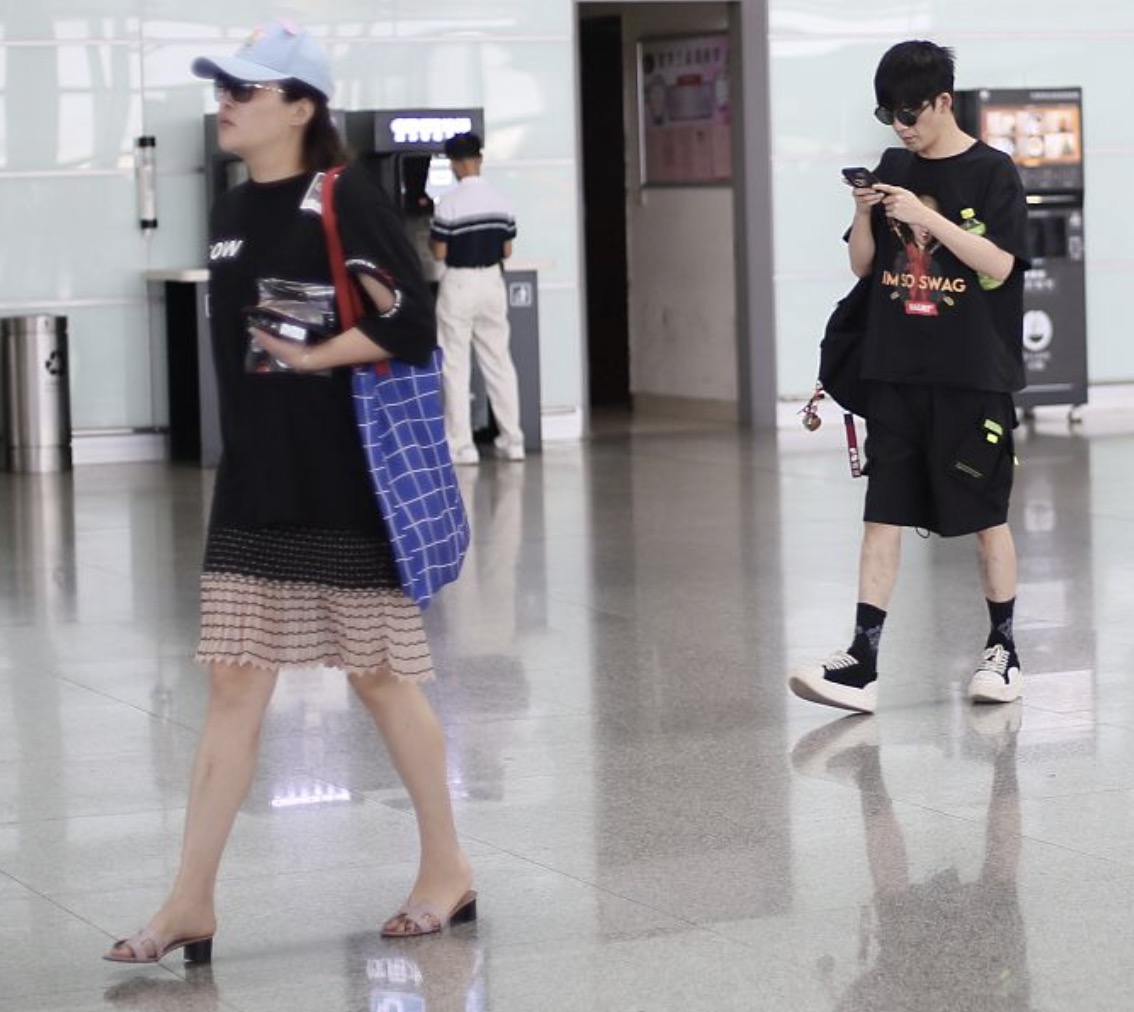 大张伟|39岁大张伟与妻子刘迎罕见同框,穿着单薄不怕冷,有说有笑好温馨