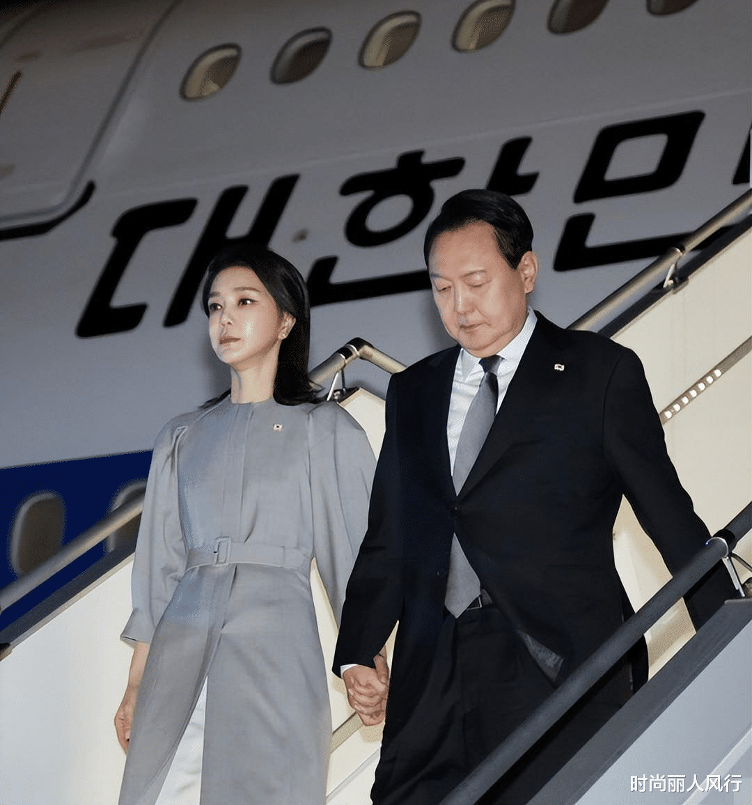 西装 韩国第一夫人真有爱心！穿收腰西装美成焦点，不生孩子就是显年轻