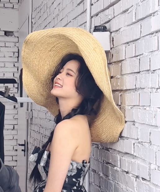 于震|欧阳娜娜晒随拍美照 嘟嘴甜笑清纯又俏皮