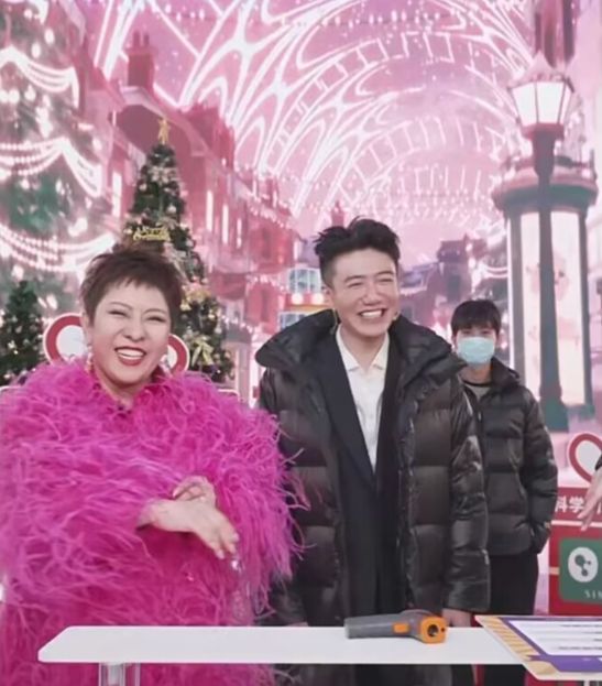 向太|向太直播卖床垫惹争议,称离婚也不要拿回来,内涵汪小菲败坏好感