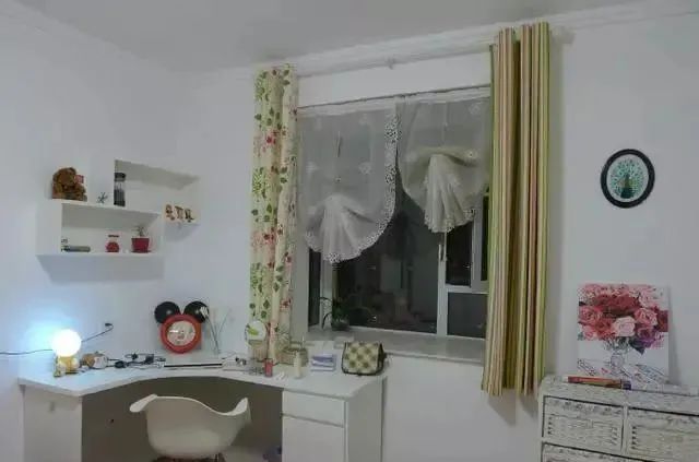 112平新房入住半年,一进门走廊吊顶漂亮极了,卧室更挑不出毛病