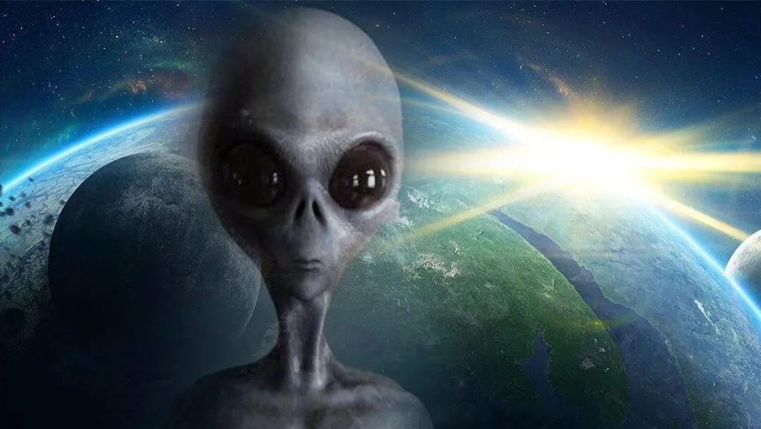 近距离UFO接触事件：男子帮了“外星人”，获赠一片“外星饼干”！