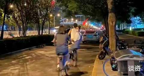 刘雯|刘雯深夜现身井柏然所住酒店，一夜未出，头上多了顶帽子，有情况了？