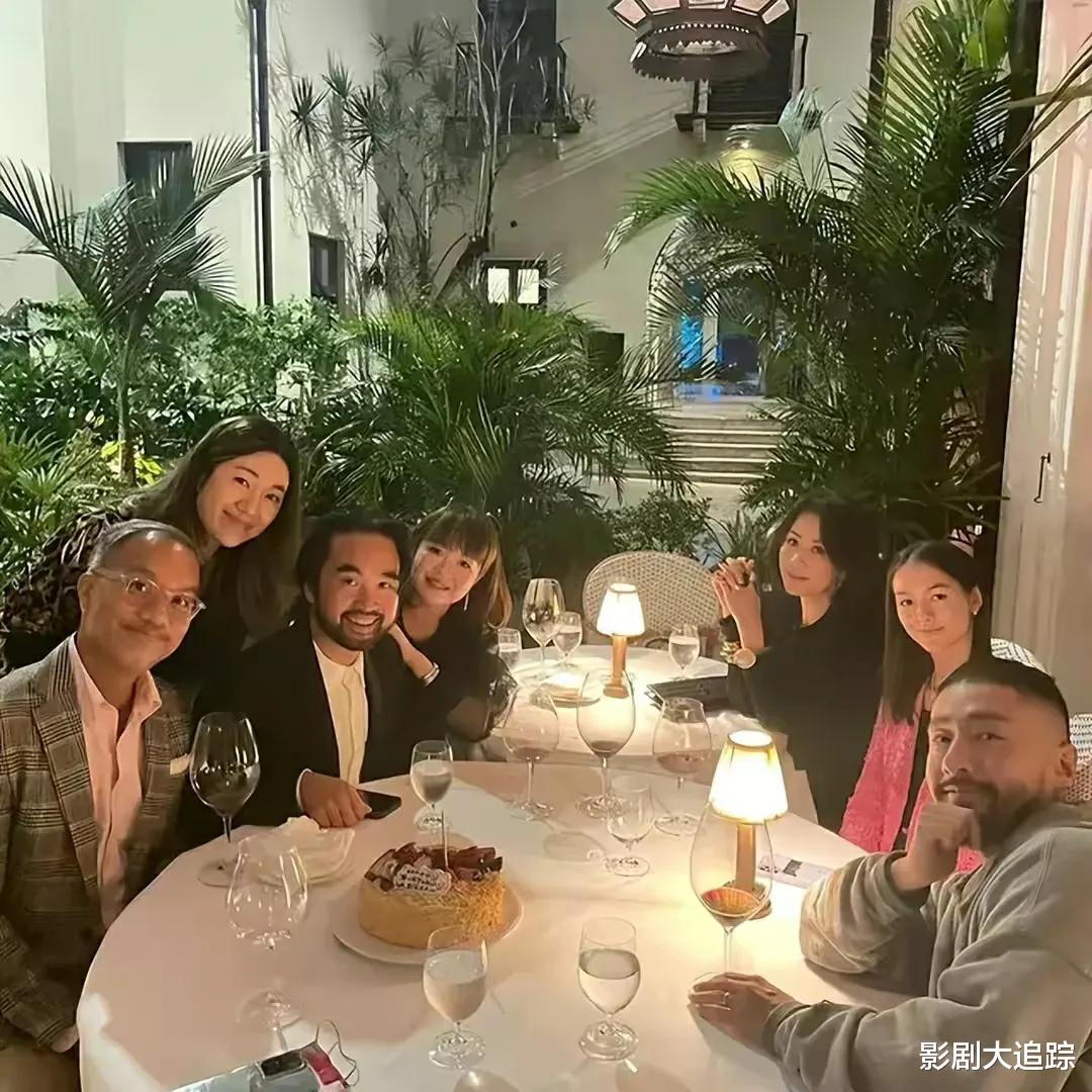 刘嘉玲|刘嘉玲为污点艺人站台惹众怒！两人紧贴合影亲密，被骂触及底线了