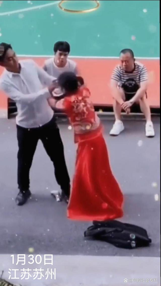 新娘嫌改口费太少,和新郎大打出手,被新郎扔进垃圾桶