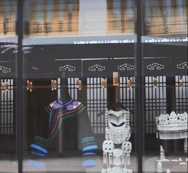 李亚鹏|李亚鹏妻子海哈金喜嫁衣：历时一年打造，可传世，疑透露孩子性别