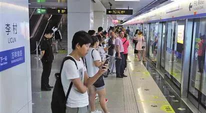 英国美女到中国，刚上地铁就迷茫了：你们地铁都这么过分吗？