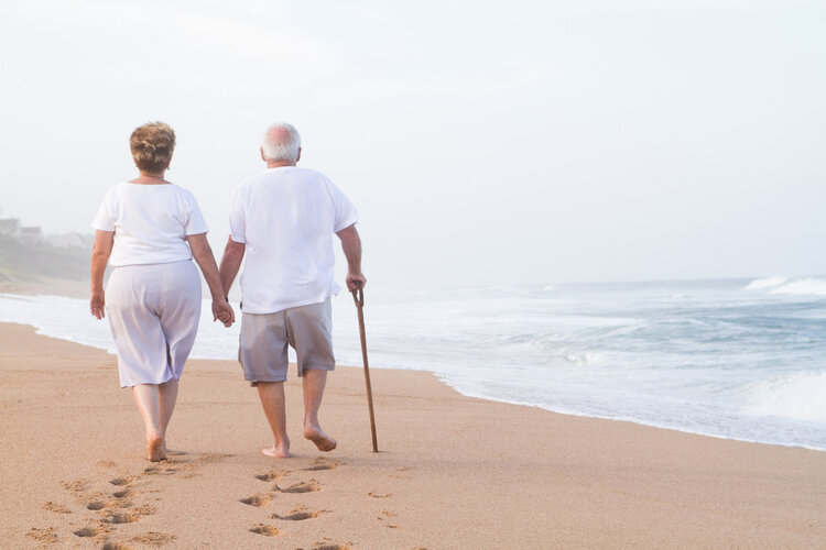 血糖|60岁以后的老人，每天走多少步才合适？要想不伤膝，怎么走才好？
