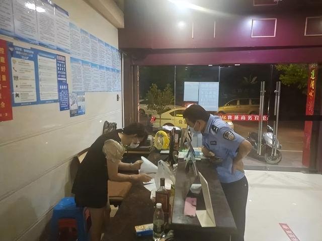 足疗店女员工离奇失踪,同居男友半月用7吨水引警方怀疑