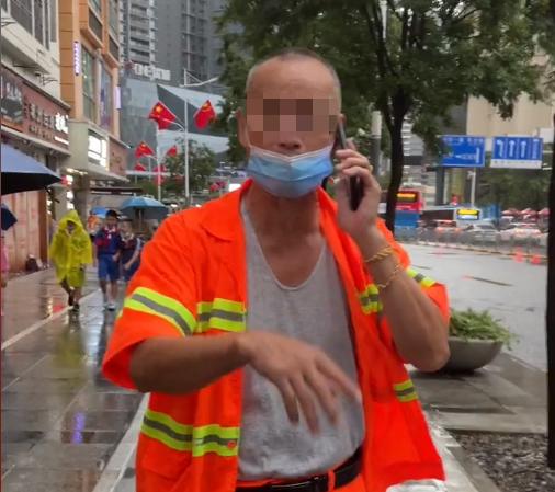 垃圾不能丢垃圾桶?广东一女子丢垃圾被拦住,报警后才丢进桶里