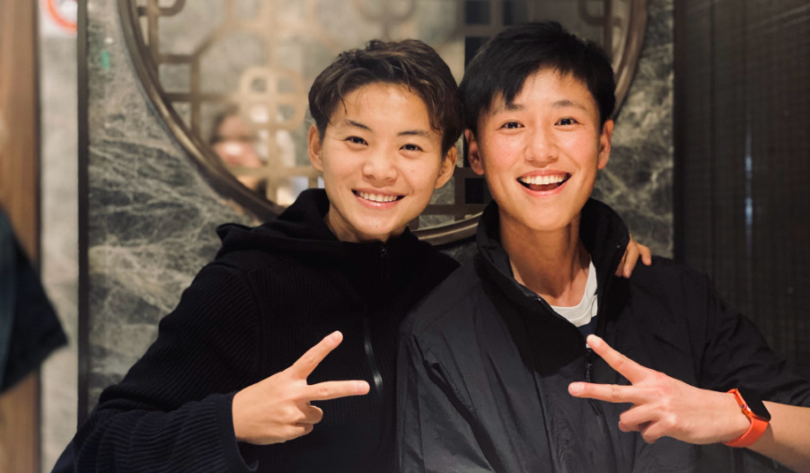 湖人队|27岁王霜深夜发文，两位妈妈现身！亲妈罕见出镜颜值太高了，看着像30岁