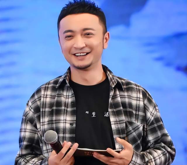 尼格买提|春晚主持人尼格买提：事业风生水起，结婚9年却背上不孝之名