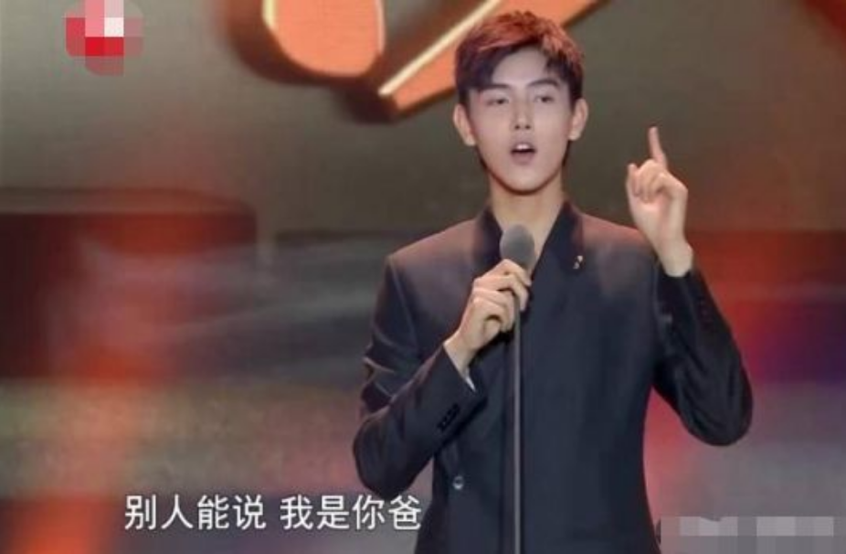 赵文卓|赵文卓社死名场面,给刘德华颁奖无人上台,喊话:谁能代领一下