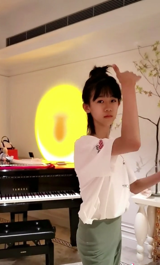 贝儿|陆毅女儿跳舞超炫，14岁贝儿四肢纤细修长如竹竿，身高优越似超模