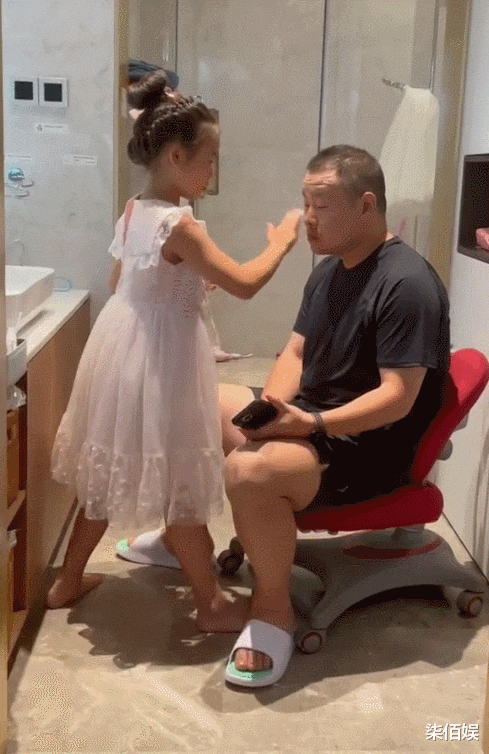 刘亦菲|岳云鹏为小女儿庆生，麓玥给爸爸化妆使劲拍脸，小岳岳表情超好笑