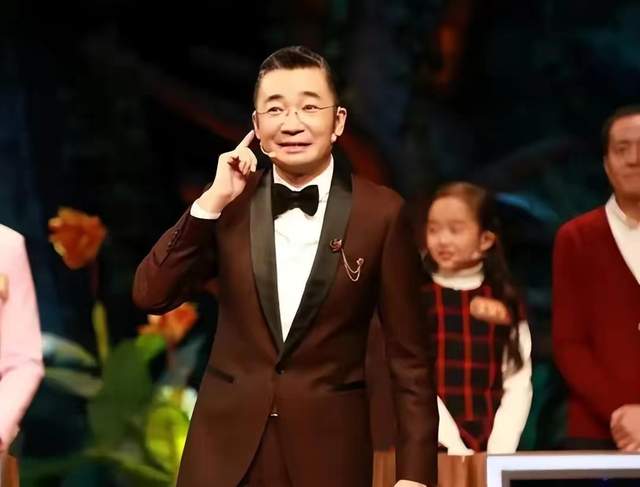 高博|央视主持高博被偶遇!手拎塑料袋雨伞仅10元,43岁头发花白无人识