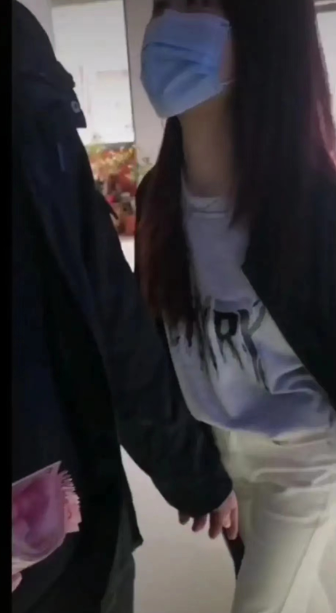 朱之文|带着未婚妻买手机,手搭肩膀显亲昵,朱之文儿子二婚成熟了