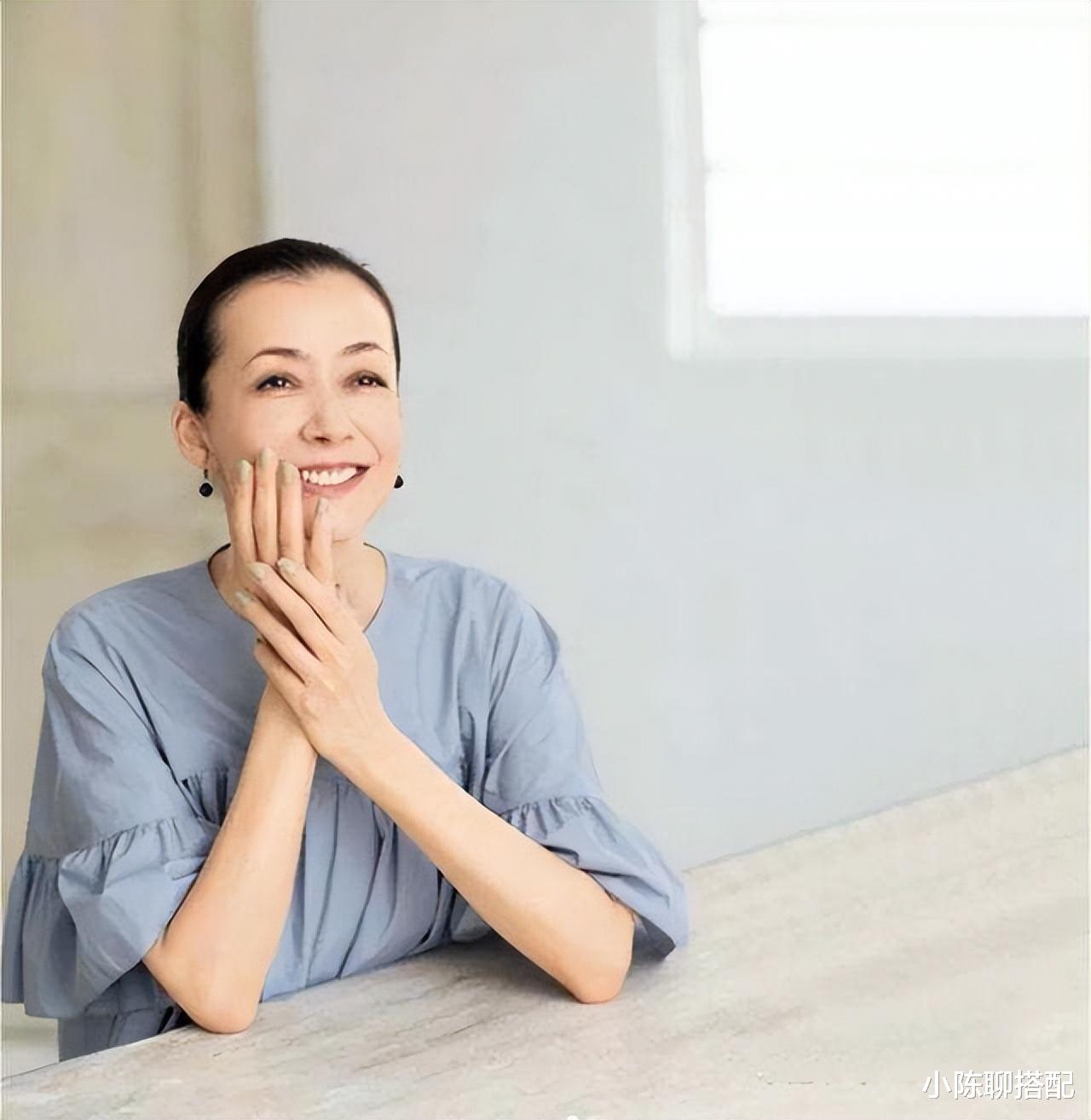 洋葱 这才是中年女人应有的打扮:60岁主妇只穿基础款也能贵气优雅