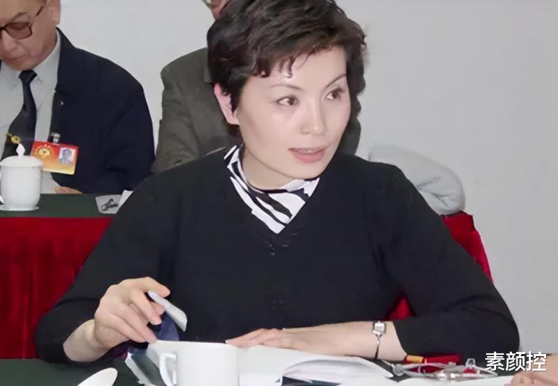 主持人李瑞英,突然接到儿子坠楼的消息,可她坚持完成了直播
