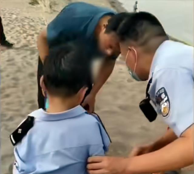 |重庆男子带5岁娃野泳,爸爸救子沉水失踪,孩子望着江面一言不发