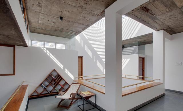 实不相瞒，挑空层四周悬空，安装玻璃护栏大气亮眼，别墅豪宅最爱