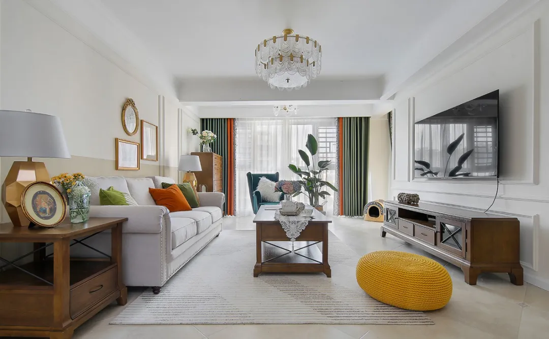 126㎡美式风格，跳脱的绚丽色彩、流畅的石膏线条，舒适慵懒又不失精致