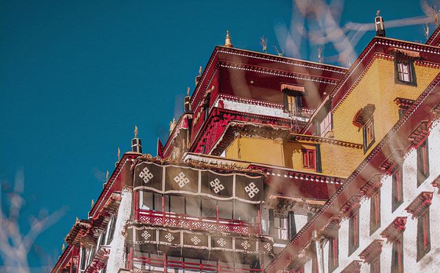 西藏|西藏一座宫堡式建筑群，最初是为了公主而建，如今成为热门打卡地
